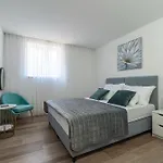 Spacious Condo 2-Bedroom Apartment Raat